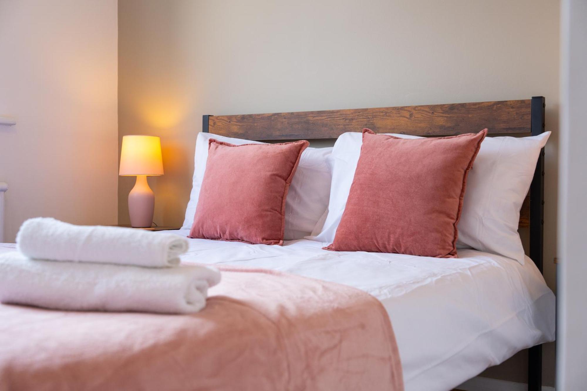 Stylish 4 Bedroom Spacious Retreat With Parking - Sleeps 10 - Families & Contractors Canterbury Zewnętrze zdjęcie