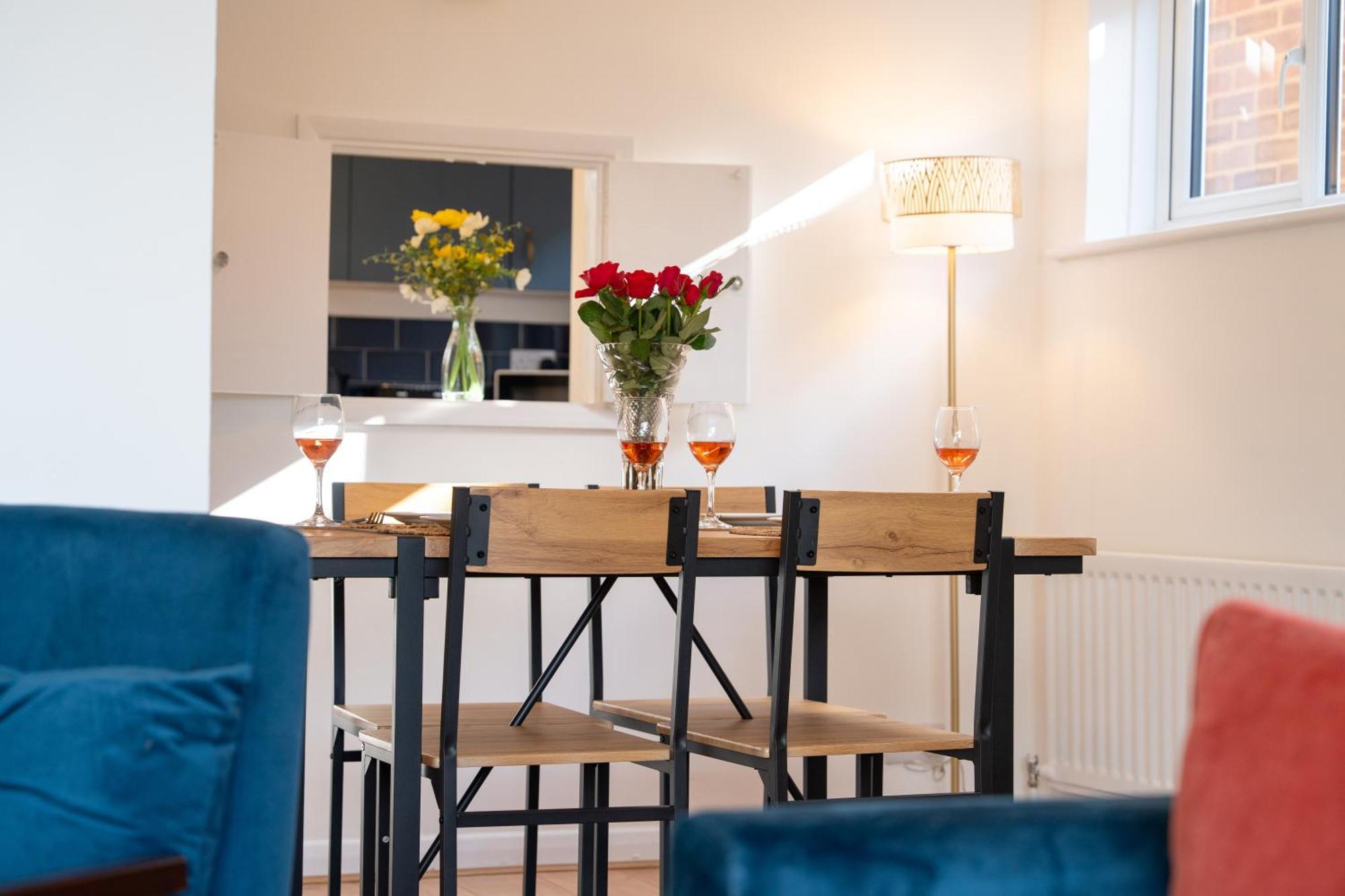 Stylish 4 Bedroom Spacious Retreat With Parking - Sleeps 10 - Families & Contractors Canterbury Zewnętrze zdjęcie