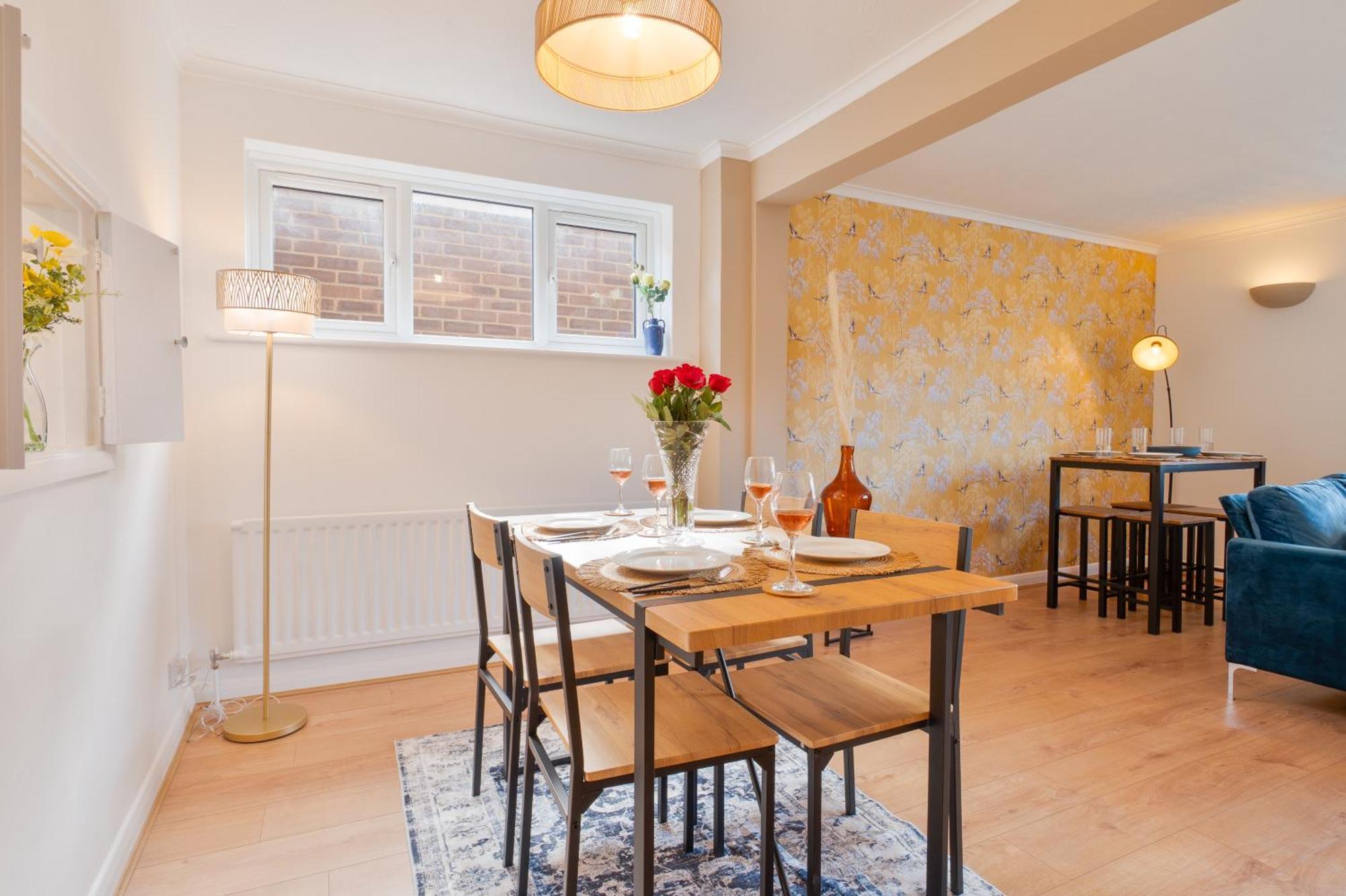 Stylish 4 Bedroom Spacious Retreat With Parking - Sleeps 10 - Families & Contractors Canterbury Zewnętrze zdjęcie