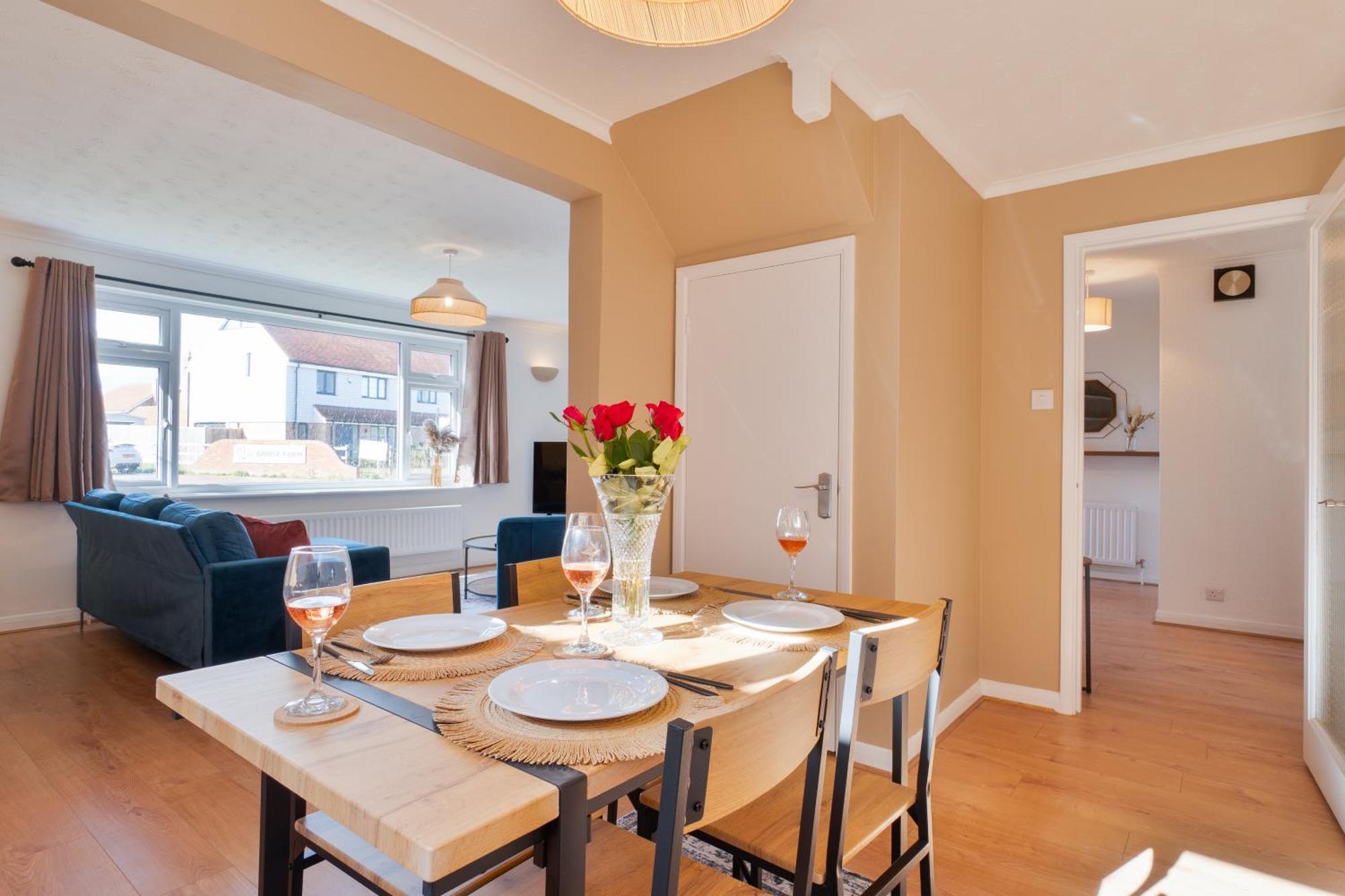Stylish 4 Bedroom Spacious Retreat With Parking - Sleeps 10 - Families & Contractors Canterbury Zewnętrze zdjęcie