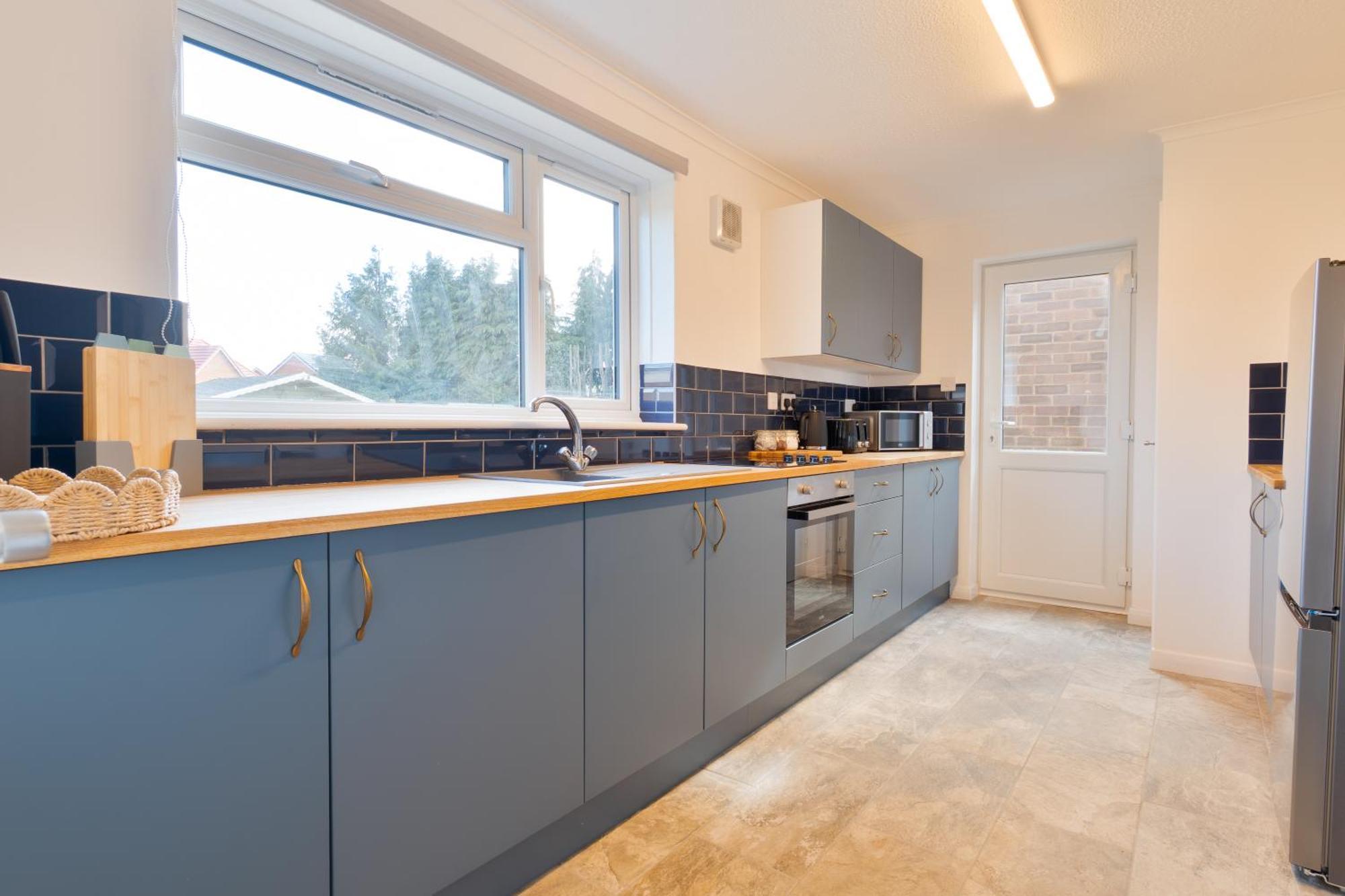 Stylish 4 Bedroom Spacious Retreat With Parking - Sleeps 10 - Families & Contractors Canterbury Zewnętrze zdjęcie