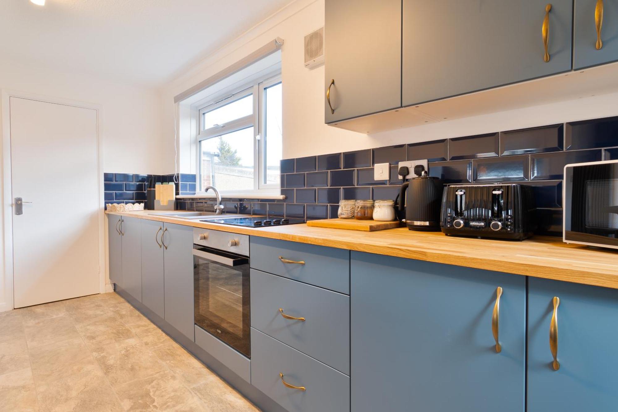 Stylish 4 Bedroom Spacious Retreat With Parking - Sleeps 10 - Families & Contractors Canterbury Zewnętrze zdjęcie