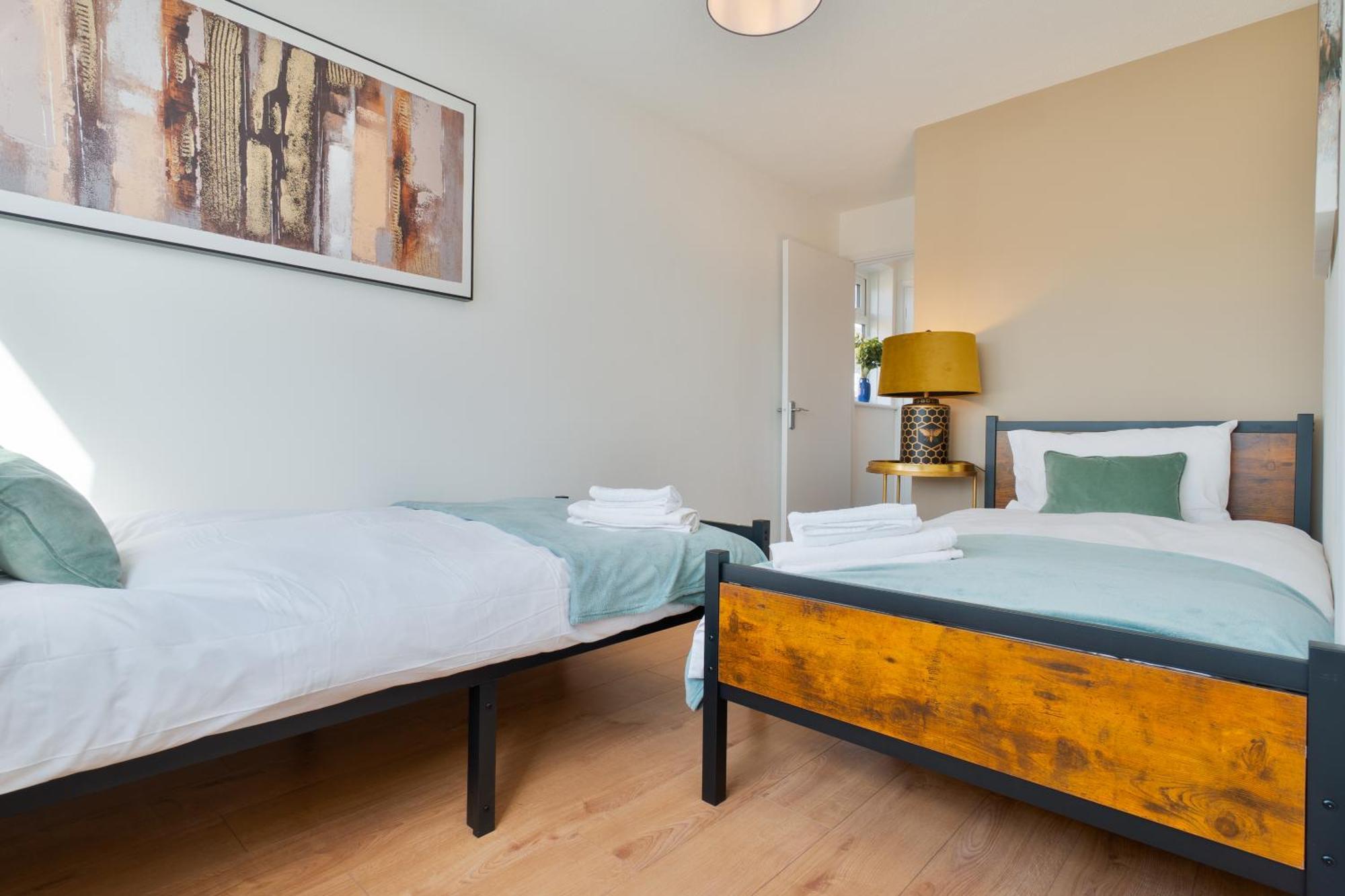 Stylish 4 Bedroom Spacious Retreat With Parking - Sleeps 10 - Families & Contractors Canterbury Zewnętrze zdjęcie