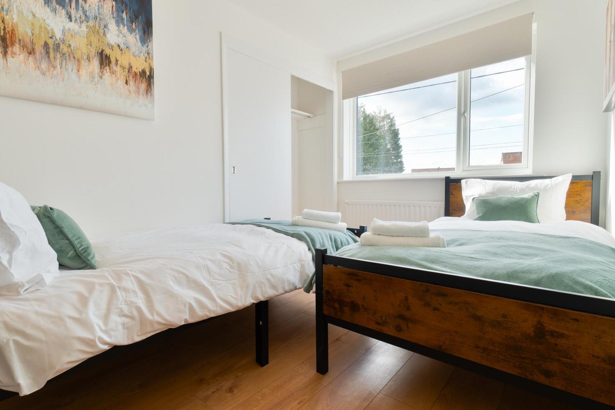 Stylish 4 Bedroom Spacious Retreat With Parking - Sleeps 10 - Families & Contractors Canterbury Zewnętrze zdjęcie