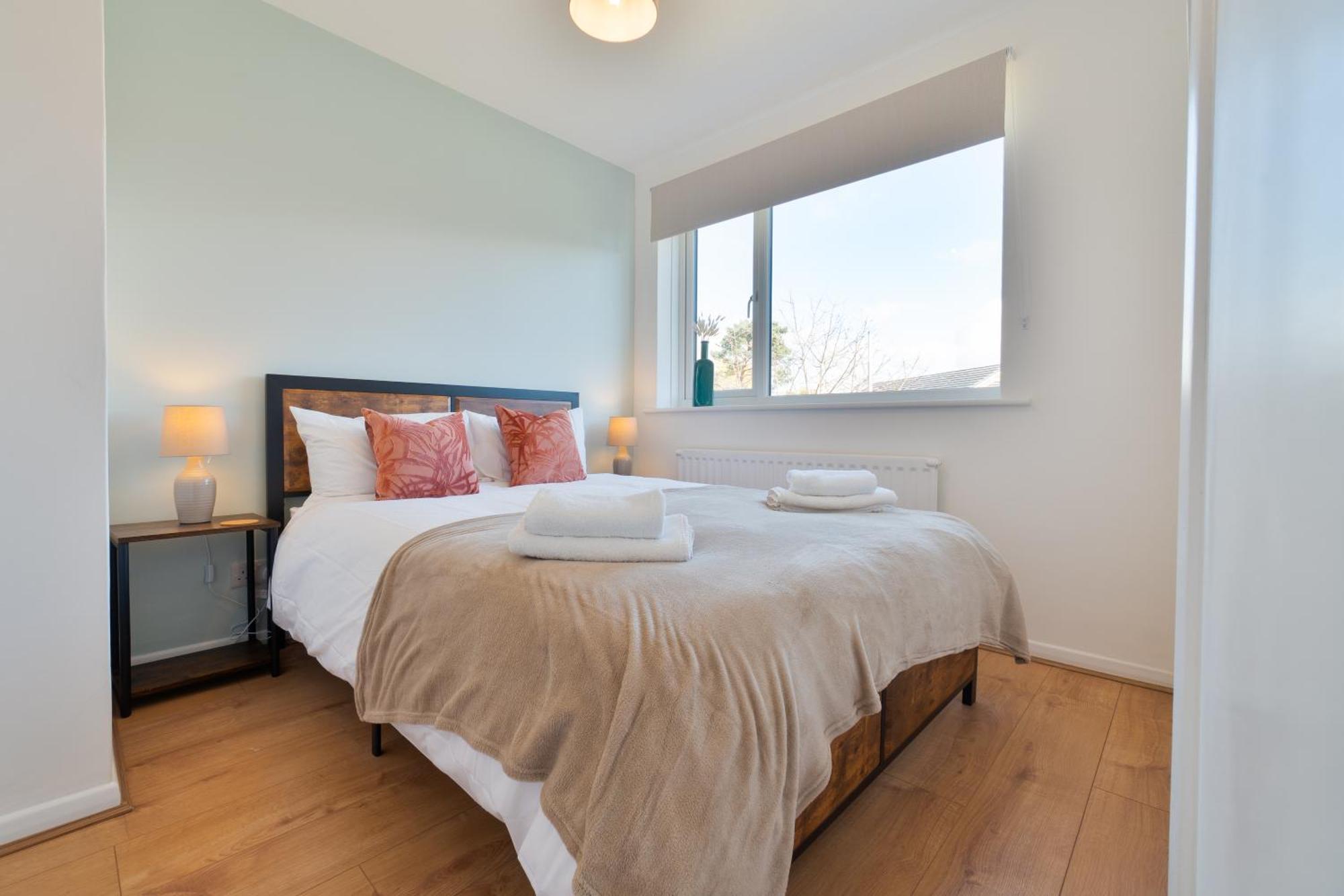 Stylish 4 Bedroom Spacious Retreat With Parking - Sleeps 10 - Families & Contractors Canterbury Zewnętrze zdjęcie