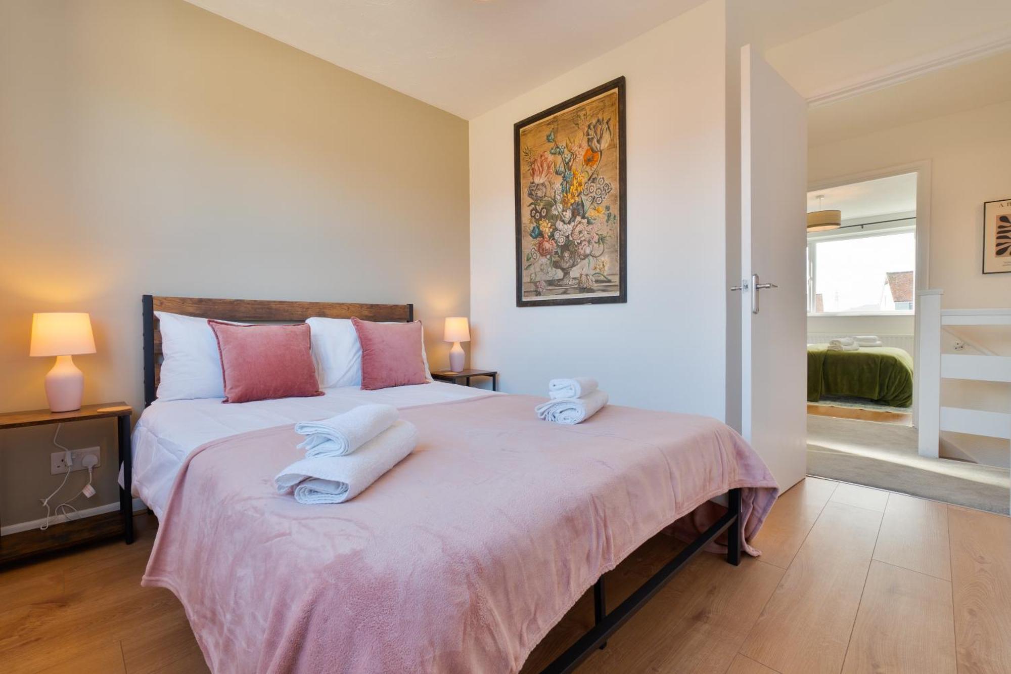 Stylish 4 Bedroom Spacious Retreat With Parking - Sleeps 10 - Families & Contractors Canterbury Zewnętrze zdjęcie